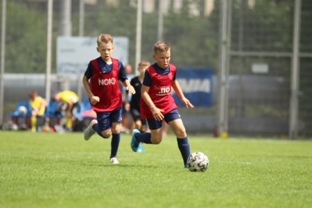 Młodzi piłkarze grający w piłkę nożną