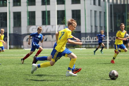 Młody piłkarz w trakcie turnieju