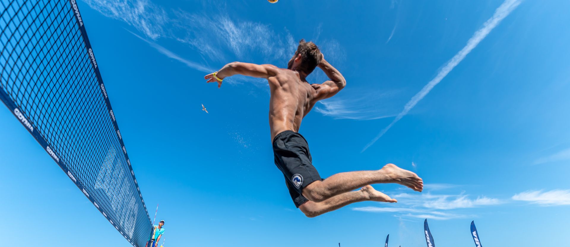 siatkarz w wyskoku na plaży