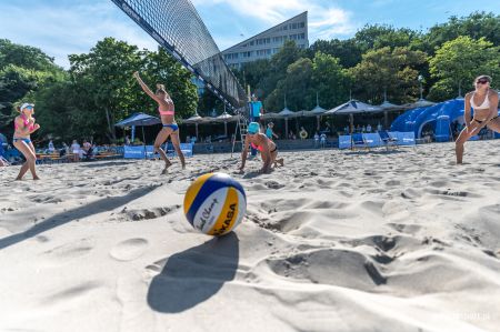 Siatkarze grający mecz podczas turnieju Aktywna Plaża 2021