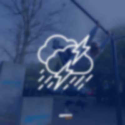 grafika z chmurą i deszczem na zdjęciu z dziewczynką uprawiającą parkrun przykryte niebieską aplą