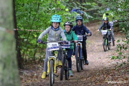Dzieci podczas zawodów rowerowych MTB Gdynia Kids 2021