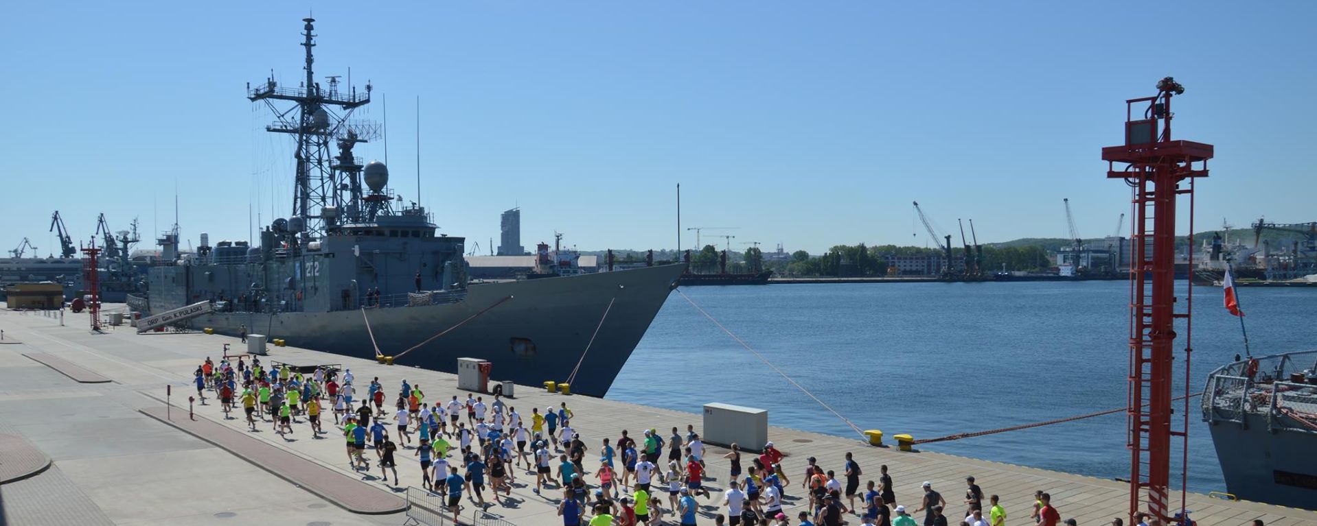 Biegacze w Porcie Wojennym Gdynia podczas biegu 5 MIL 