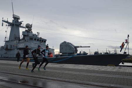 Finiszujący biegacze w Biegu 5 Mil