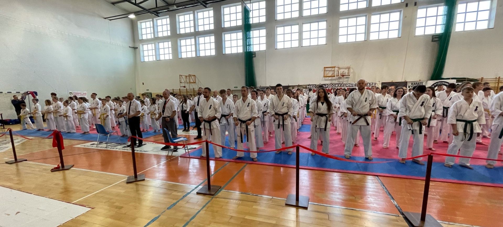 Zawodnicy karate podczas zawodów sportowych 
