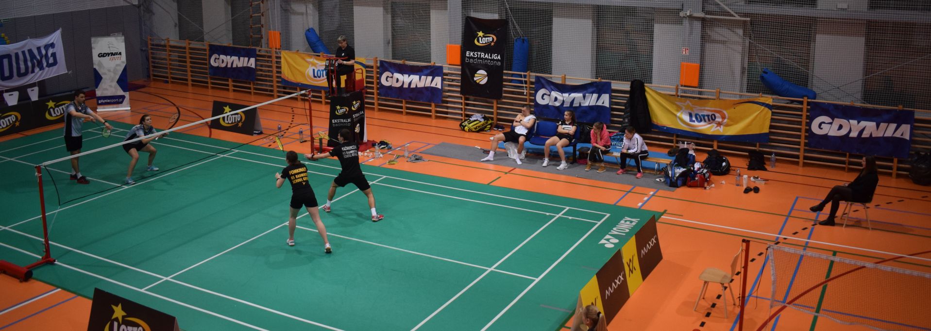 Uczestnicy turnieju w badmintona