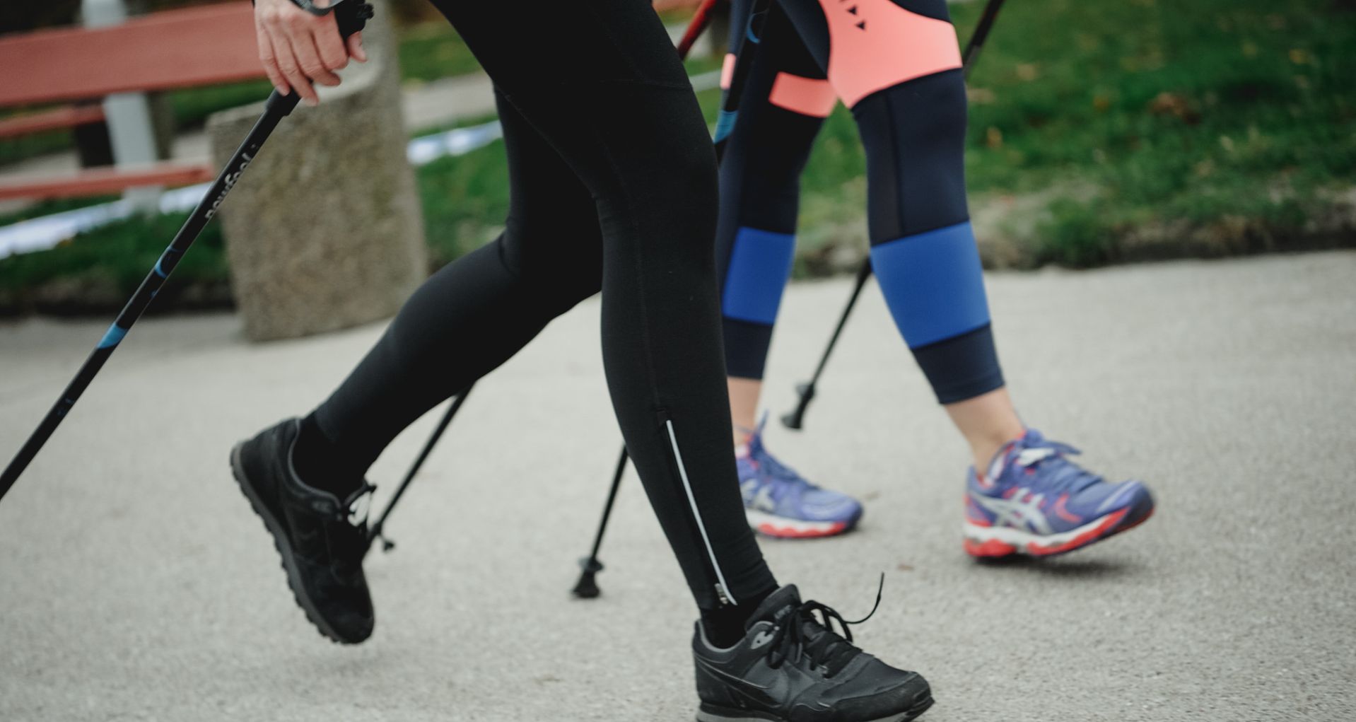 zdjęcie nóg 2 osób spacerujących z kijami nordic walking