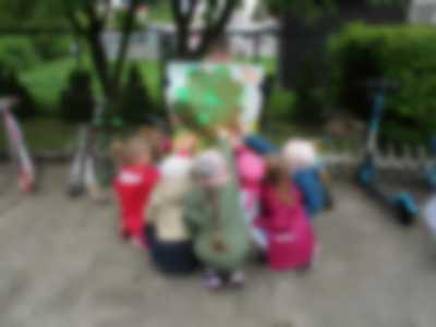 Dzieci przy plakacie projektu Odprowadzam sam