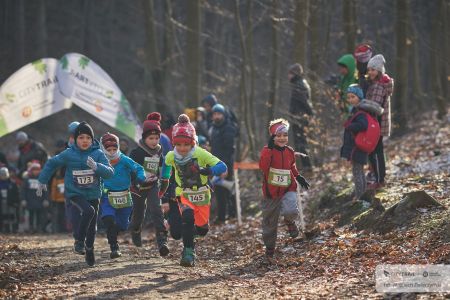 Dzieci biegnące na zawodach City Trail w Gdyni
