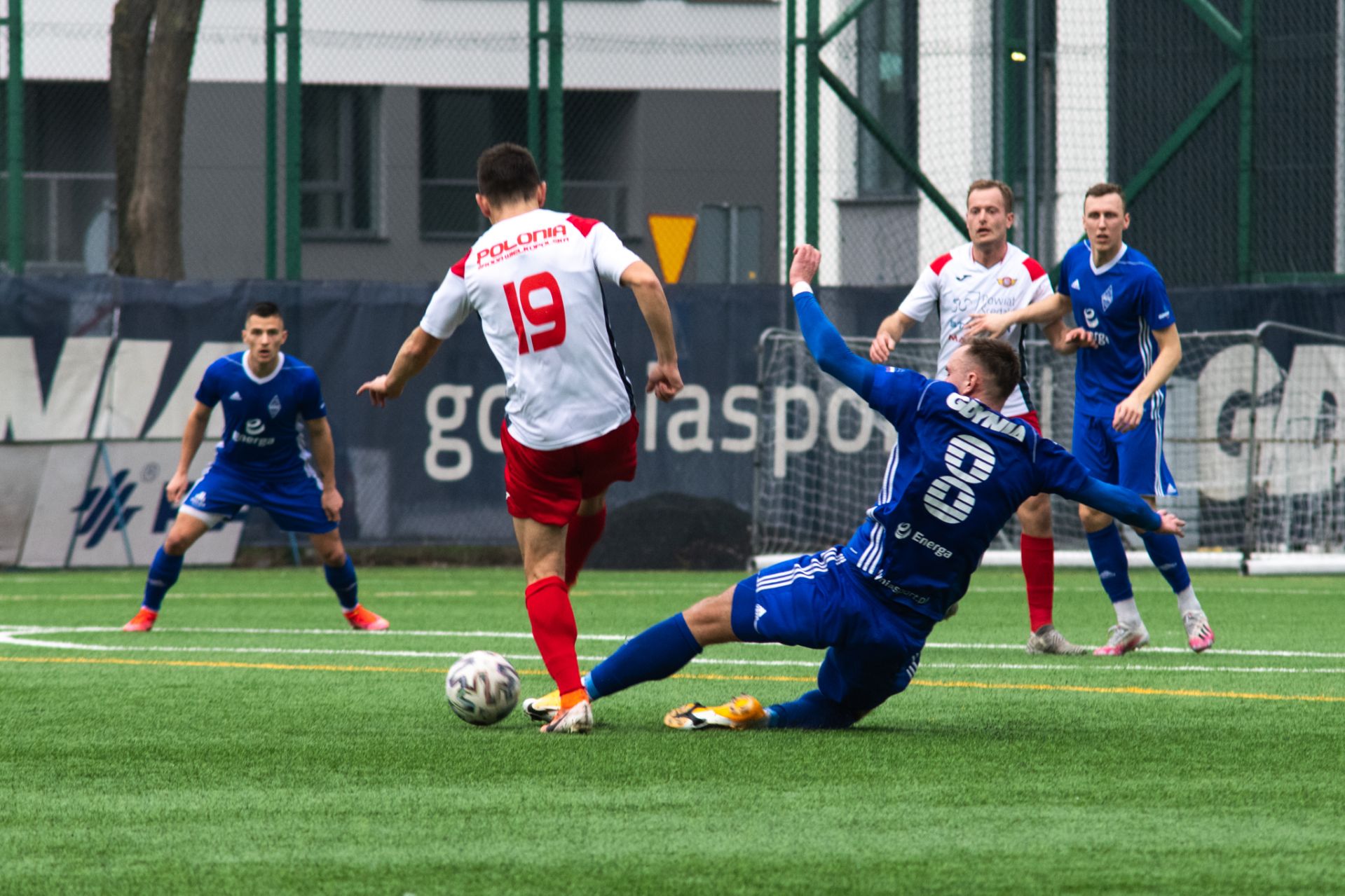 Zawodnik oddający strzał na bramkę