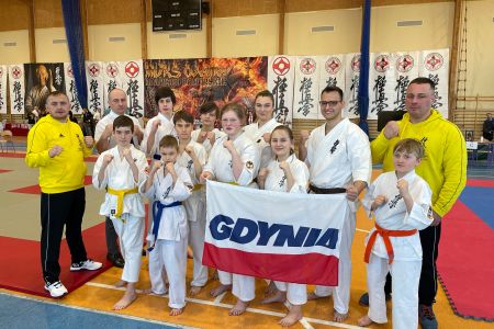 Karatecy z flagą Gdyni