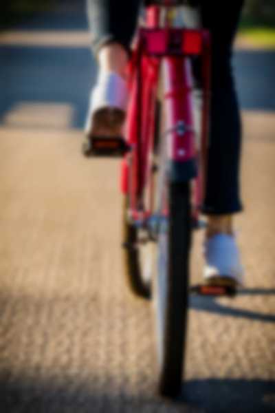koło od różowego roweru i stopa na pedale - kadr z dziewczyny na rowerze
