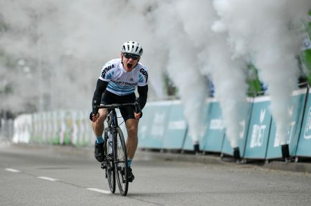 Finiszujący zawodnik podczas wyścigu Gran Fondo Gdynia
