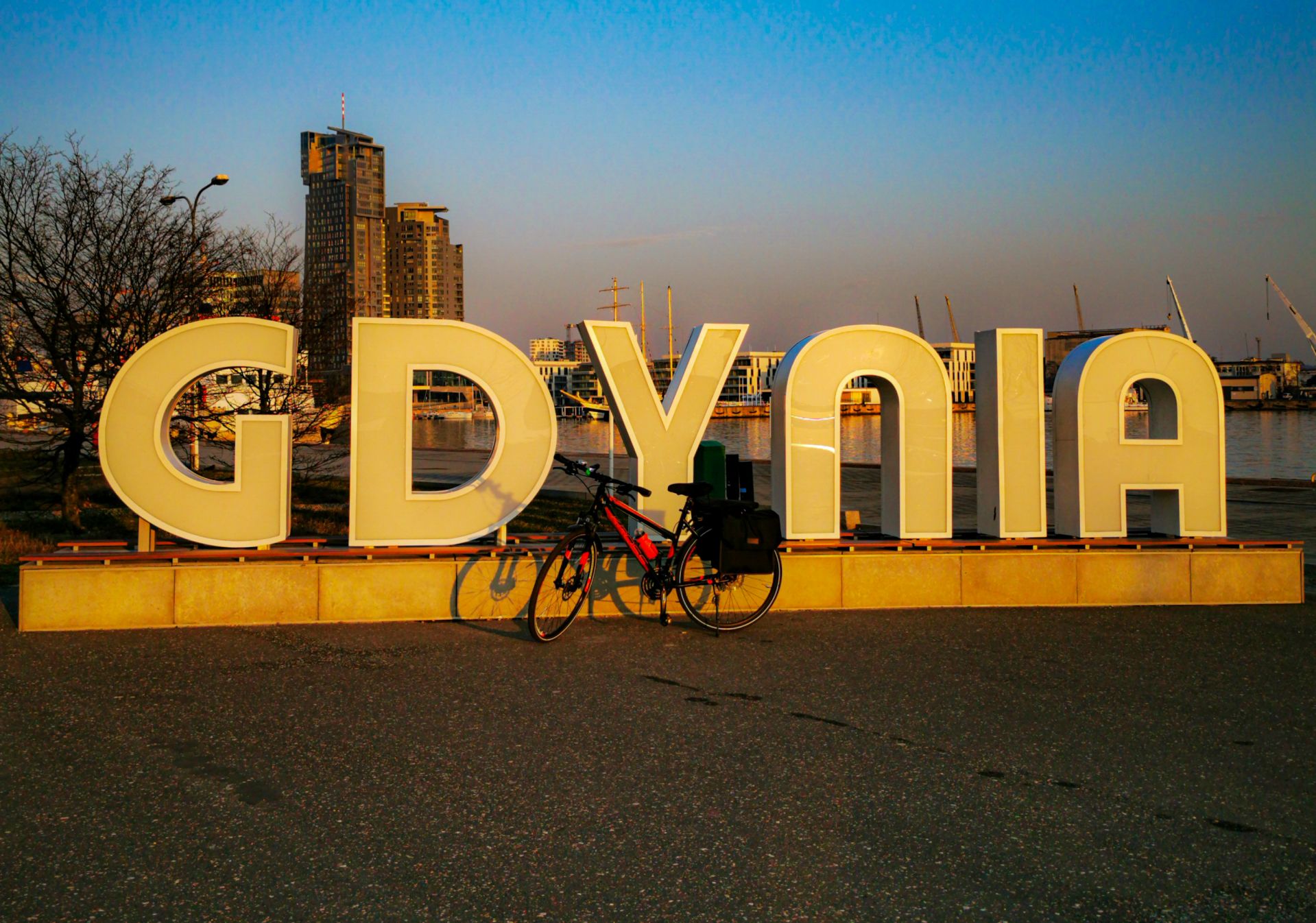 Rower na tle napisu reklamowego Gdynia 
