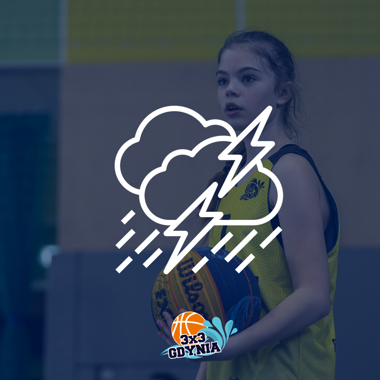 ikona deszczu na zdjęciu boiska koszykarskiego z drona na niebieskim tle