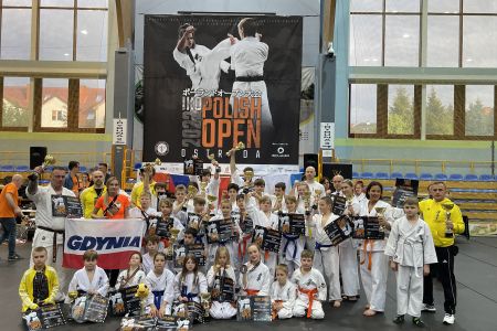 Młodzi karatecy z trofeami po zawodach