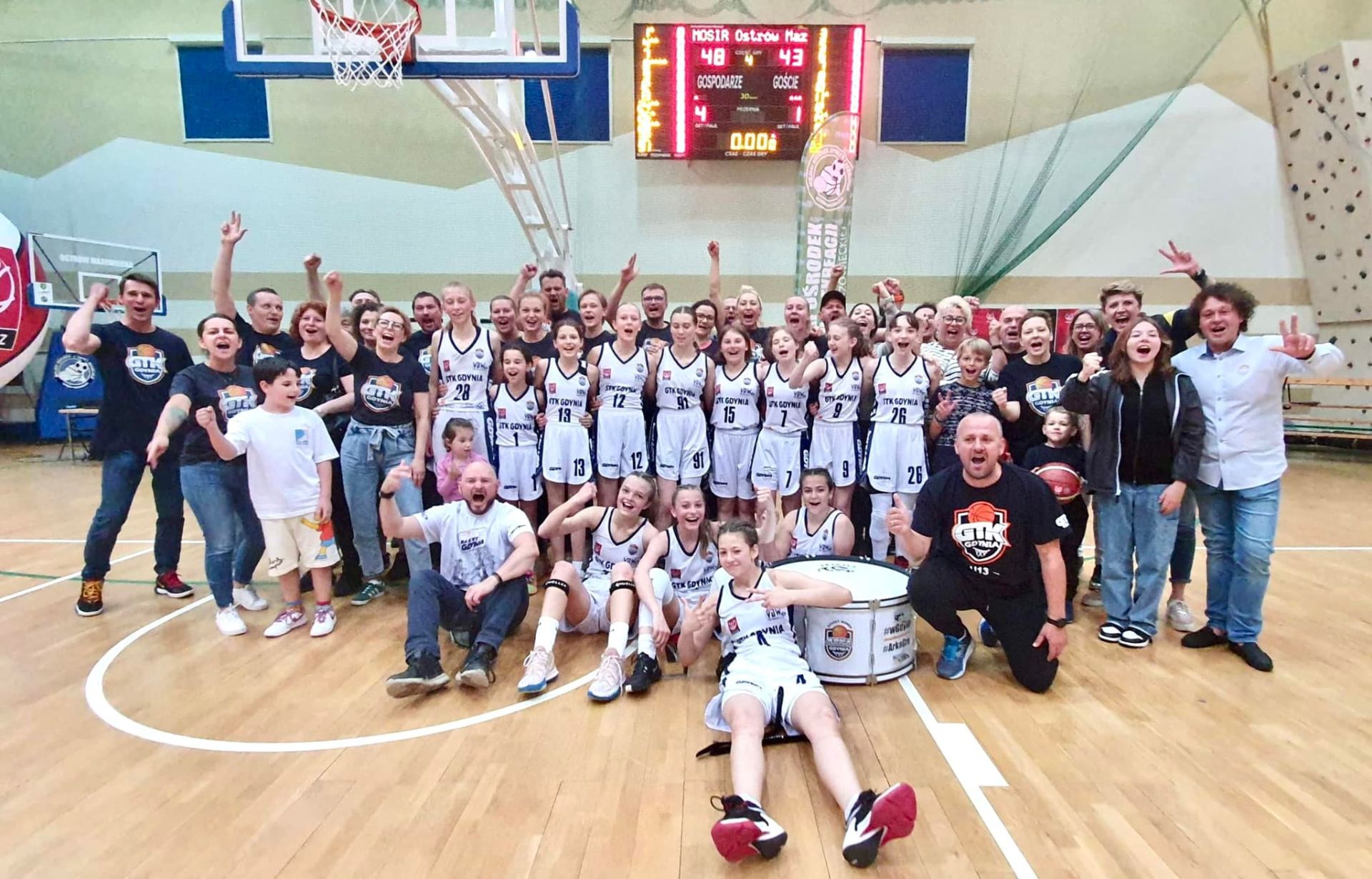 Koszykarki GTK U13 cieszące się ze zdobycia brązowego medalu Młodzieżowych Mistrzostw Polski 