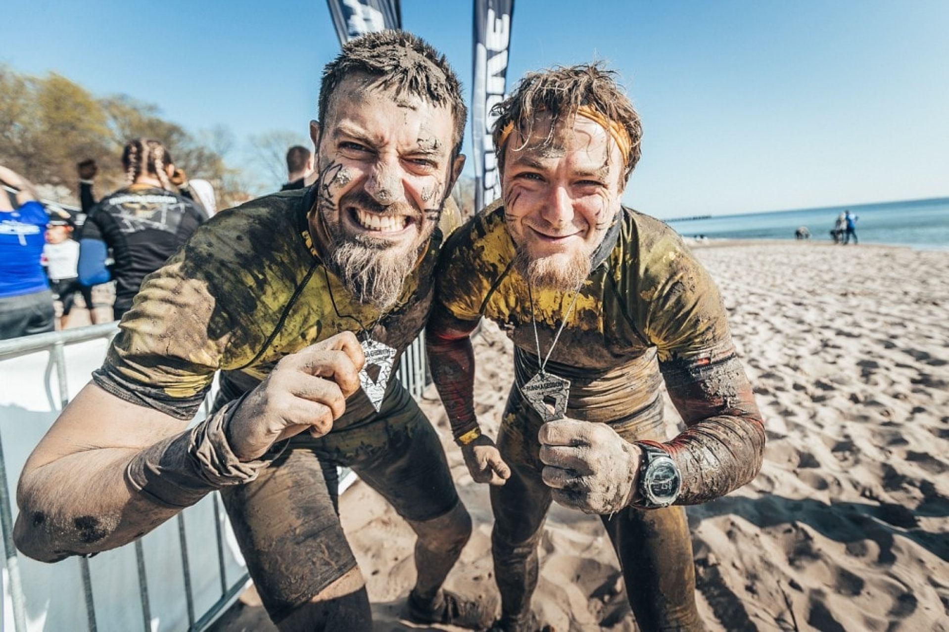 Uczestnicy Runmageddon Gdynia z medalemi