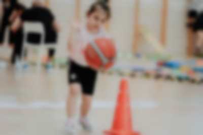 Dziewczynka z piłką do koszykówki