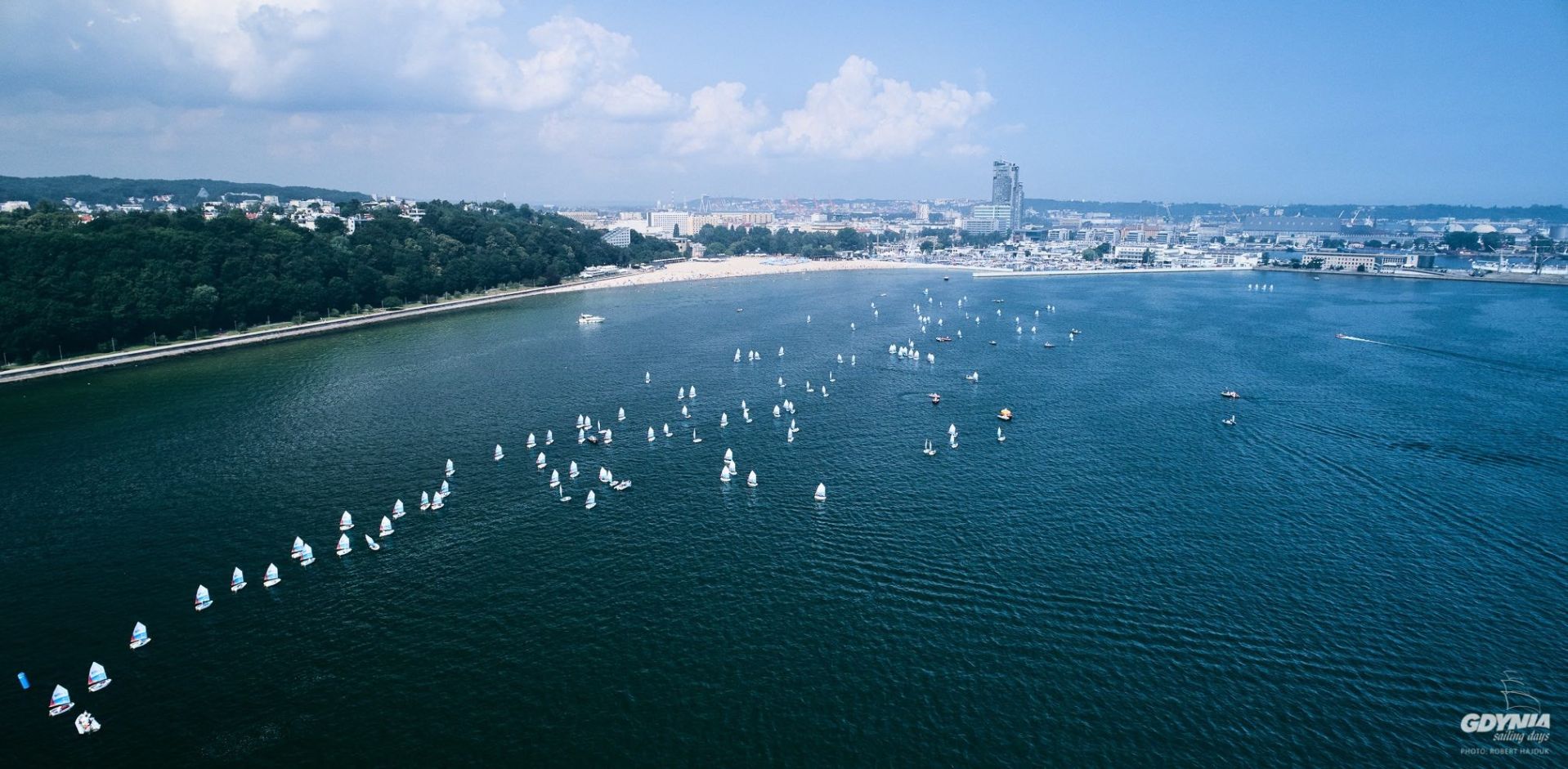 jachty z powietrza w tle Gdynia - zdjęcia z lotu ptaka 