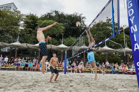 Siatkarze grający w turnieju Aktywna Plaża w Gdyni
