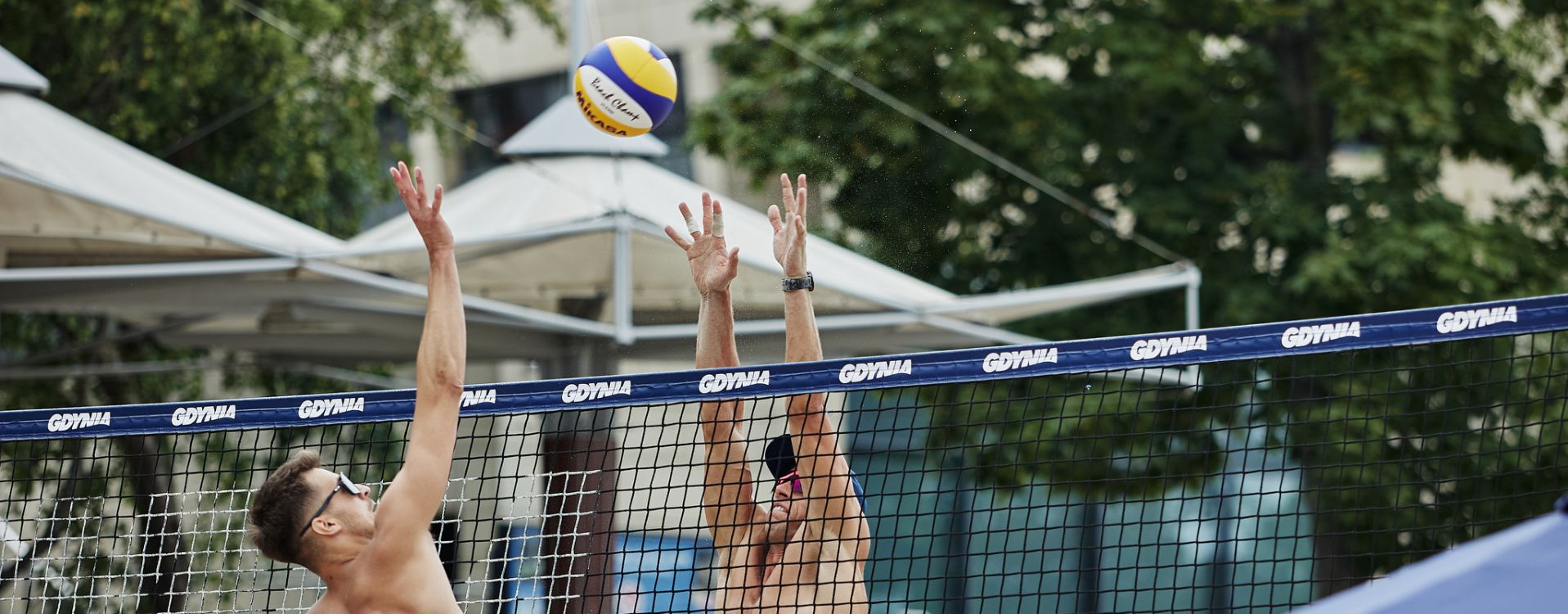 Siatkarze grający mecz podczas turnieju Aktywna Plaża 2022