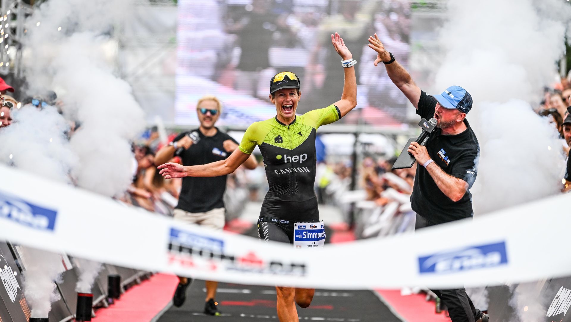 Finiszujący triathloniści