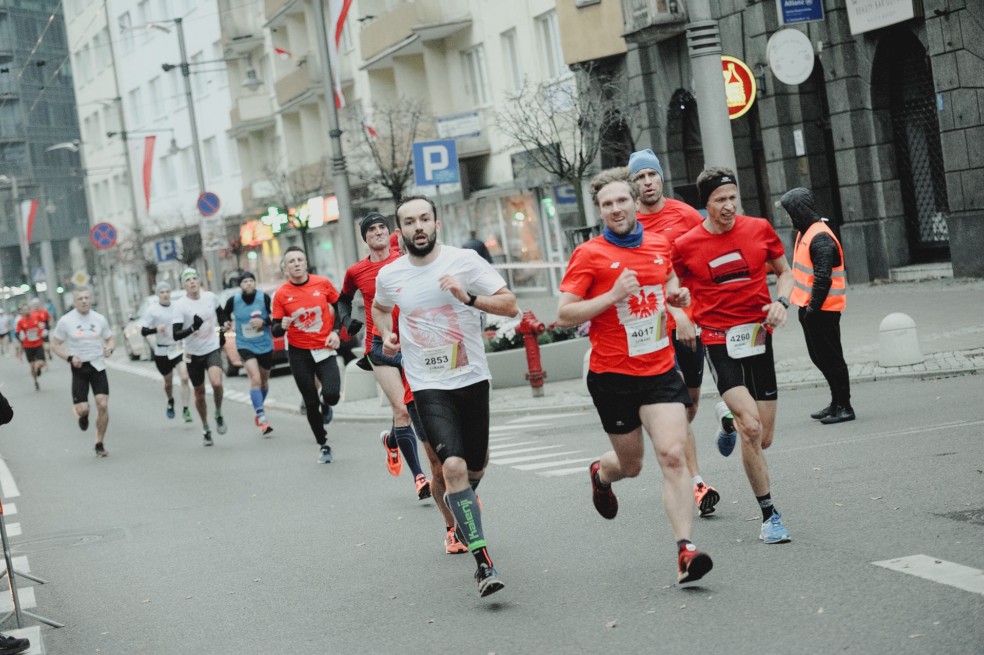 Biegacze podczas Biegu Niepodległości w Gdyni 