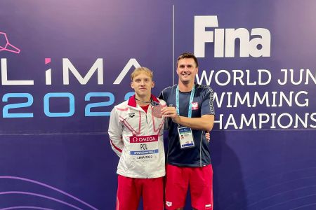 Adam Zdybel z trenerem po Mistzrostwach Świata Juniorów w pływaniu