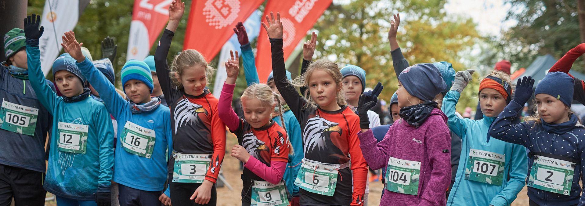 Dzieci przed startem do biegu przełajowego