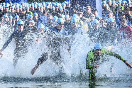 Wbiegający triathloniści do wody podczas Ironman Gdynia