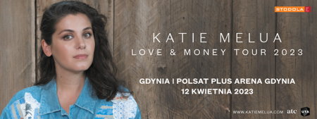 Katie Melua w dżinsowej katanie na tle drewnianych desek