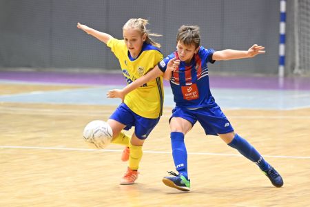 Dzieci grające w piłkę nożną w hali gier GCS