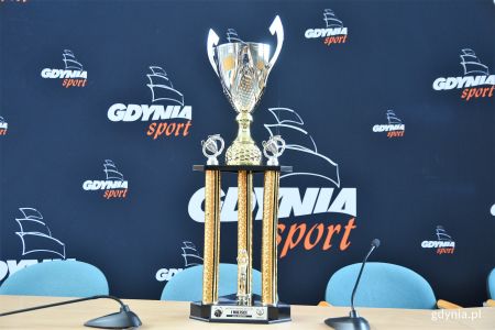 Puchar za wygraną Młodej Ligi w koszykówce dziewcząt