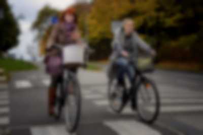 Dwie kobiety jadące na rowerach