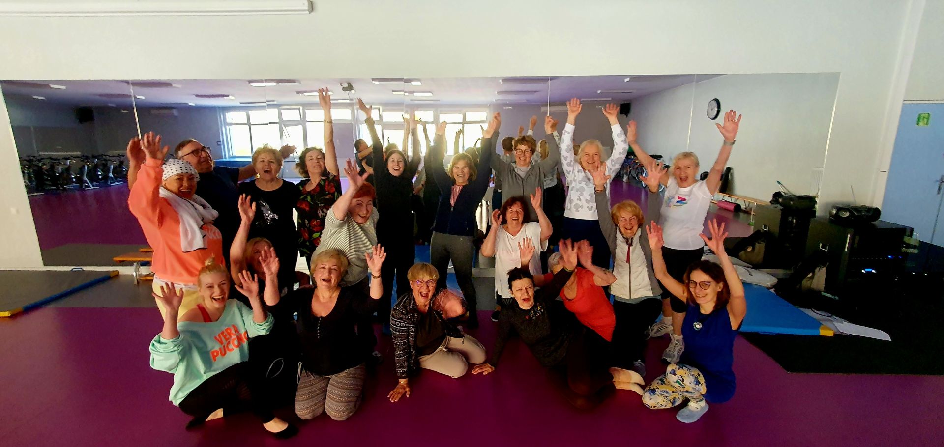 Osoby ćwiczące na hali lekkoatletycznej