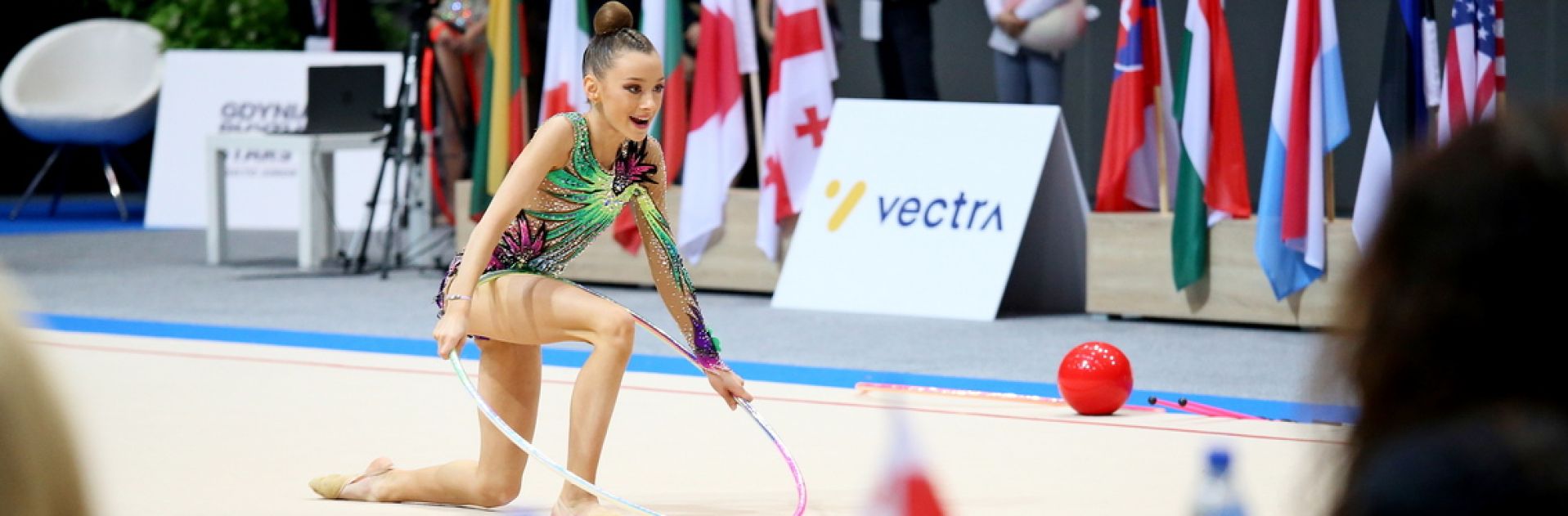 Gimnastyczka w trakcie ćwiczeń