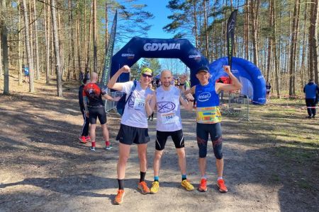 Zawodnicy biegów górskich w Gdyni na tle bramy startu i mety