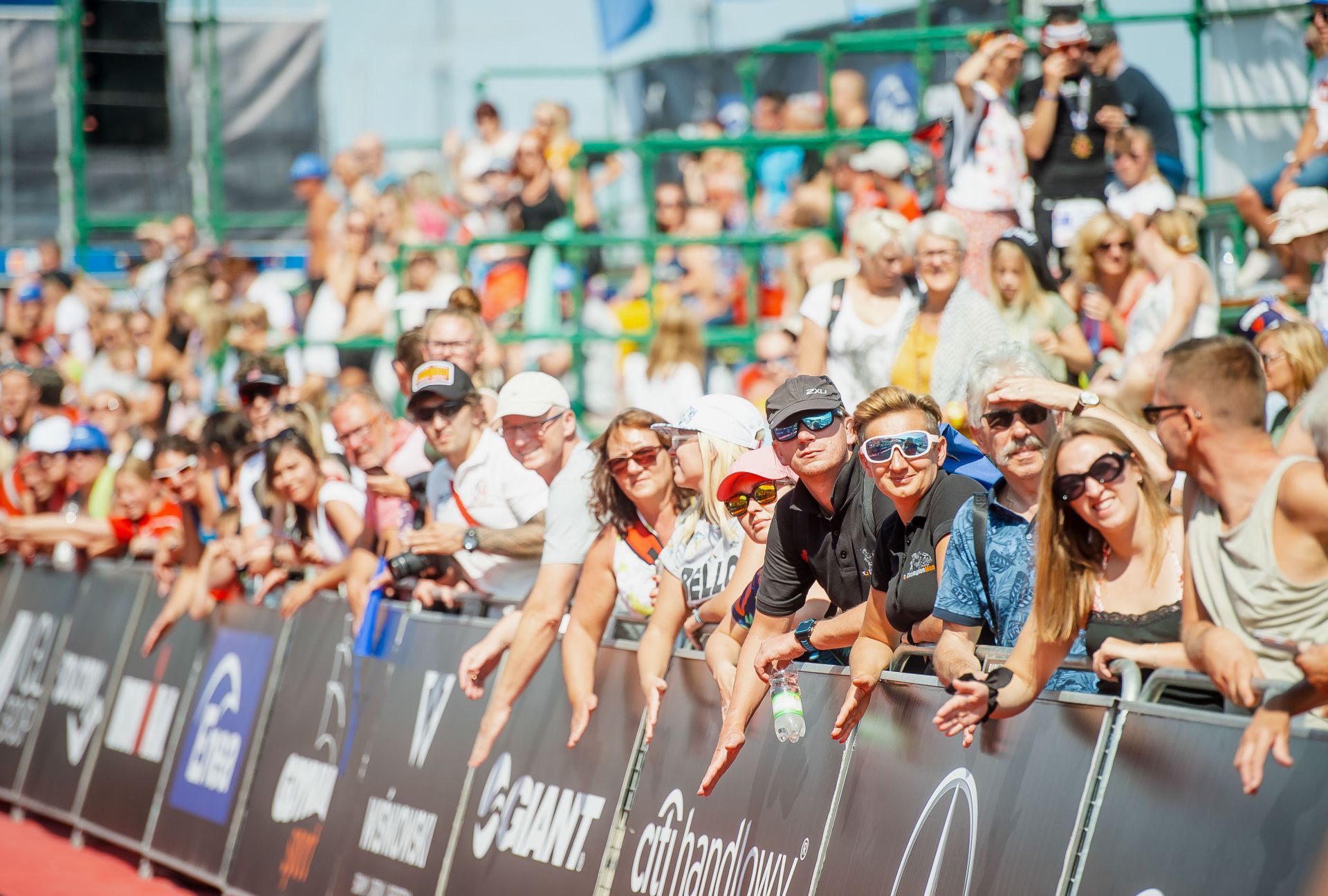 Kibice na zawodach triathlonowych