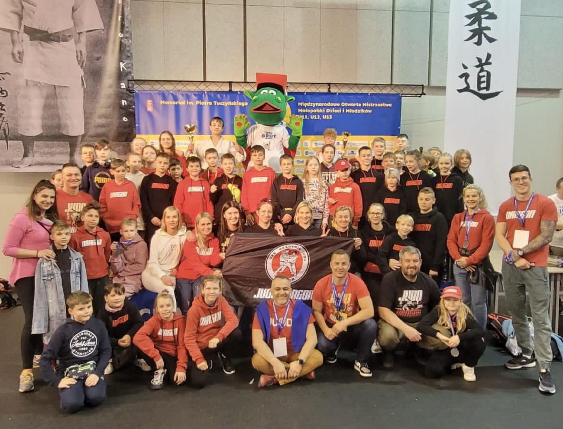 zawodnicy uczestniczący w turnieju - zdjęcie grupowe