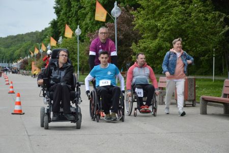 Osoby na wózkach inwalidzkich w trakcie zawodów sportowych