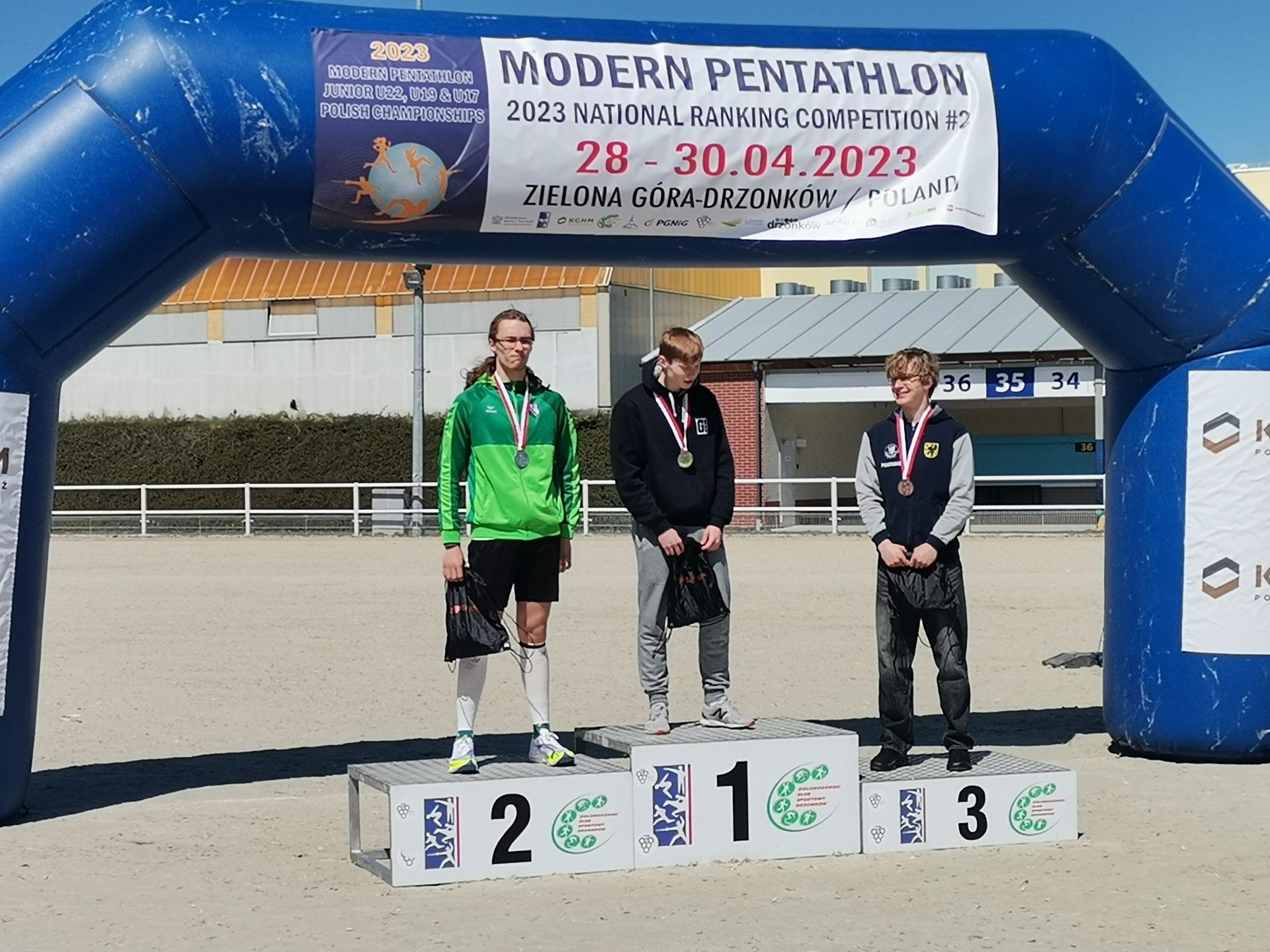 trójka zawodników na podium