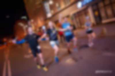 biegacze podczas nocnego biegu świętojańskiego