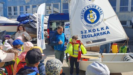 Dzieci na tle żaglówki w Marinie Gdynia