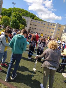 dzieci podczas zabawy na pikniku