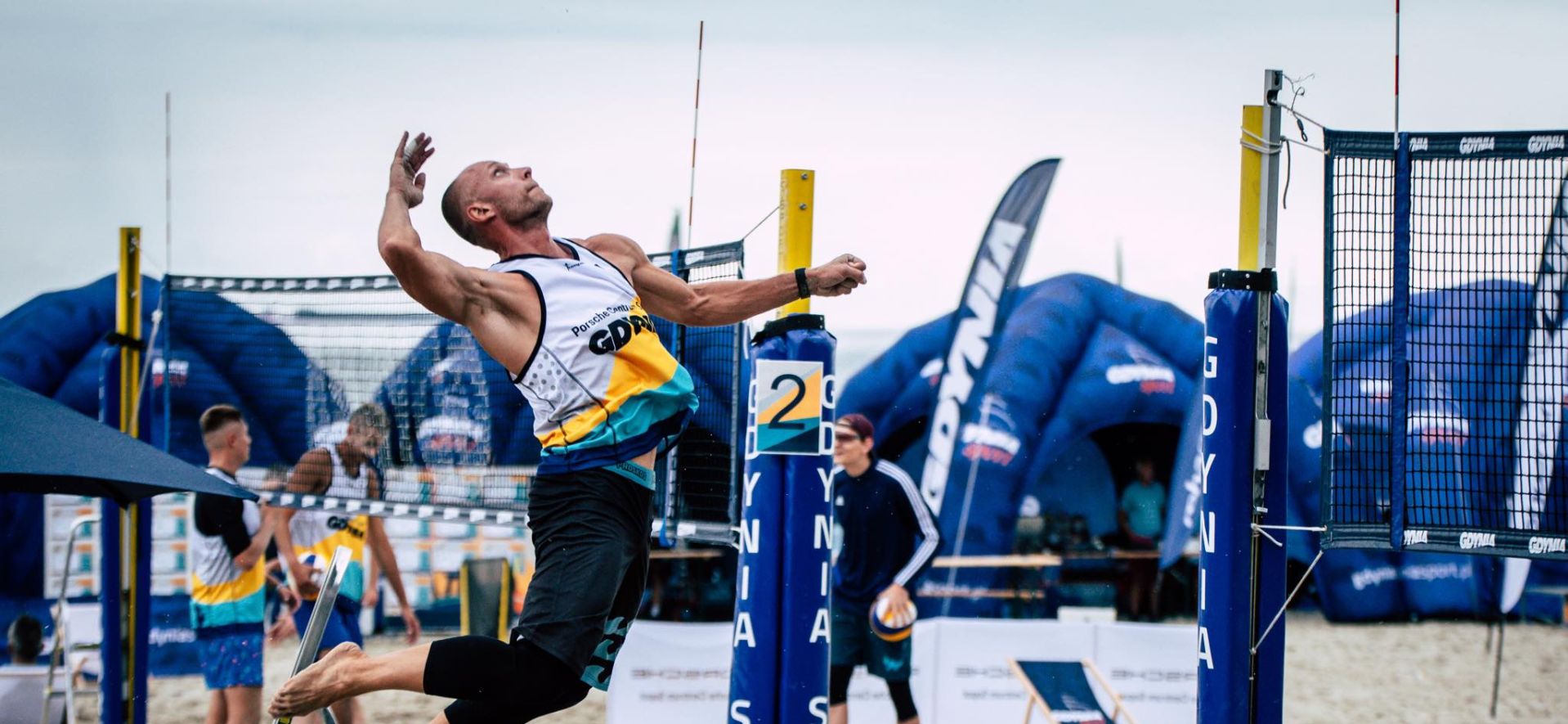 Serwujący siatkarz podczas turnieju plażowego