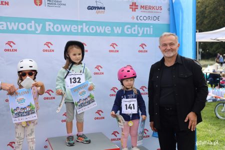 Dzieci na podium z prezydentem Gdyni Wojciechem Szczurkiem