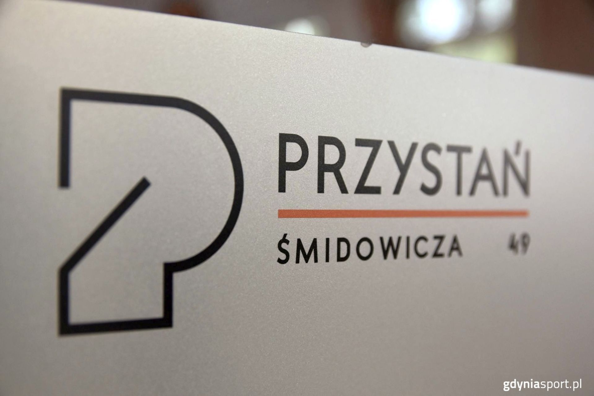 szyld przystani z adresem