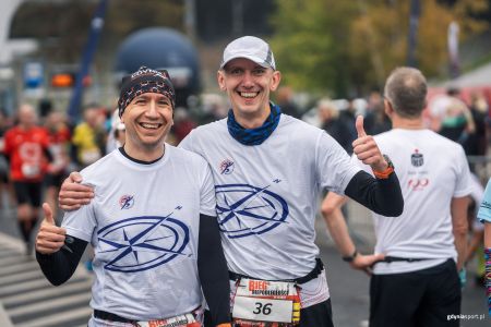 Uśmiechnięci biegacze na mecie Biegu Niepodległości w Gdyni