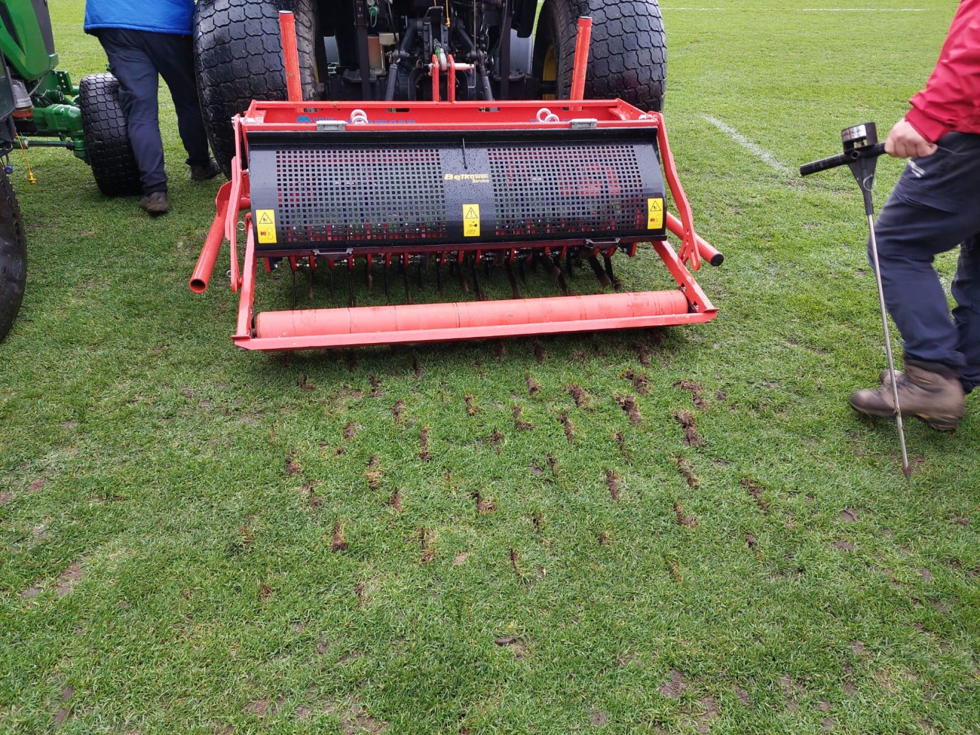 urządzenie do pielęgnacji trawy